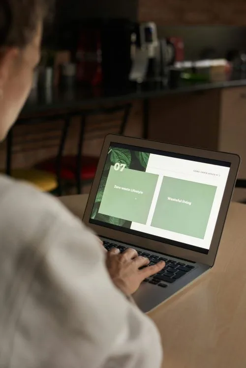 personne sur ordinateur