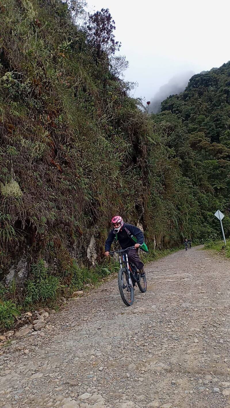 Un vélo sur l'asphalte dans les Yungas