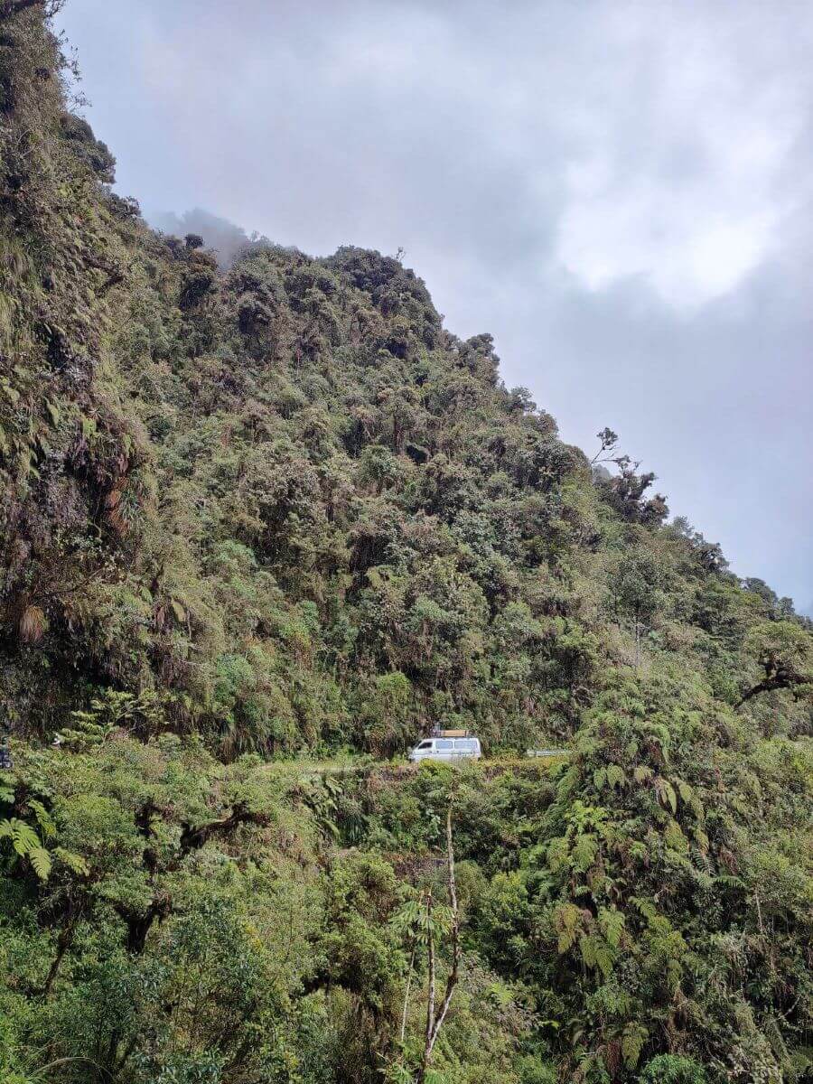 camion qui passe dans la jungle en Bolivie