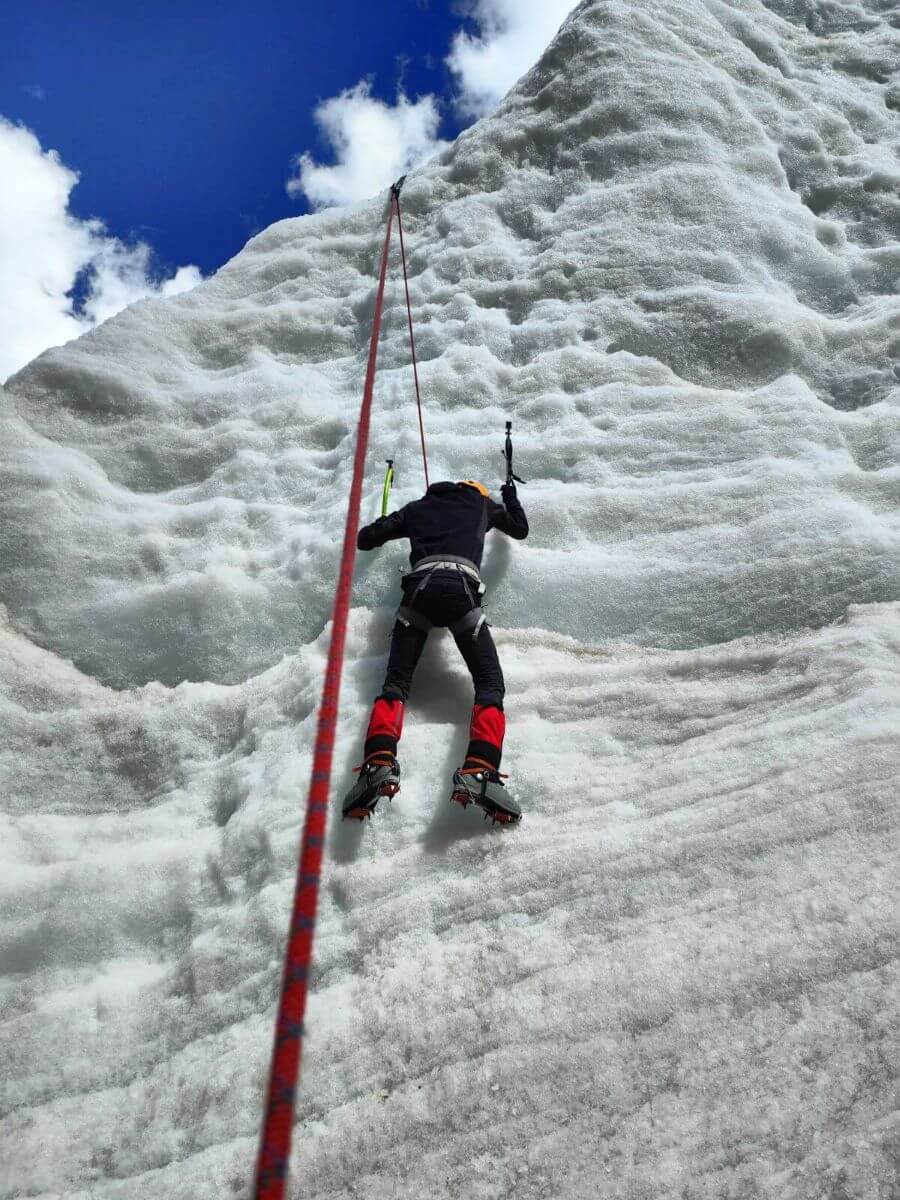 alpiniste sur un mur de glace