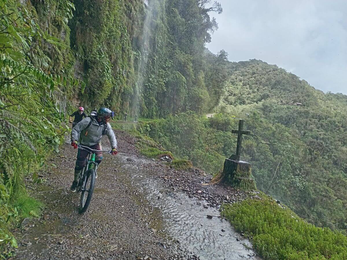 VTT qui descend la route de la mort