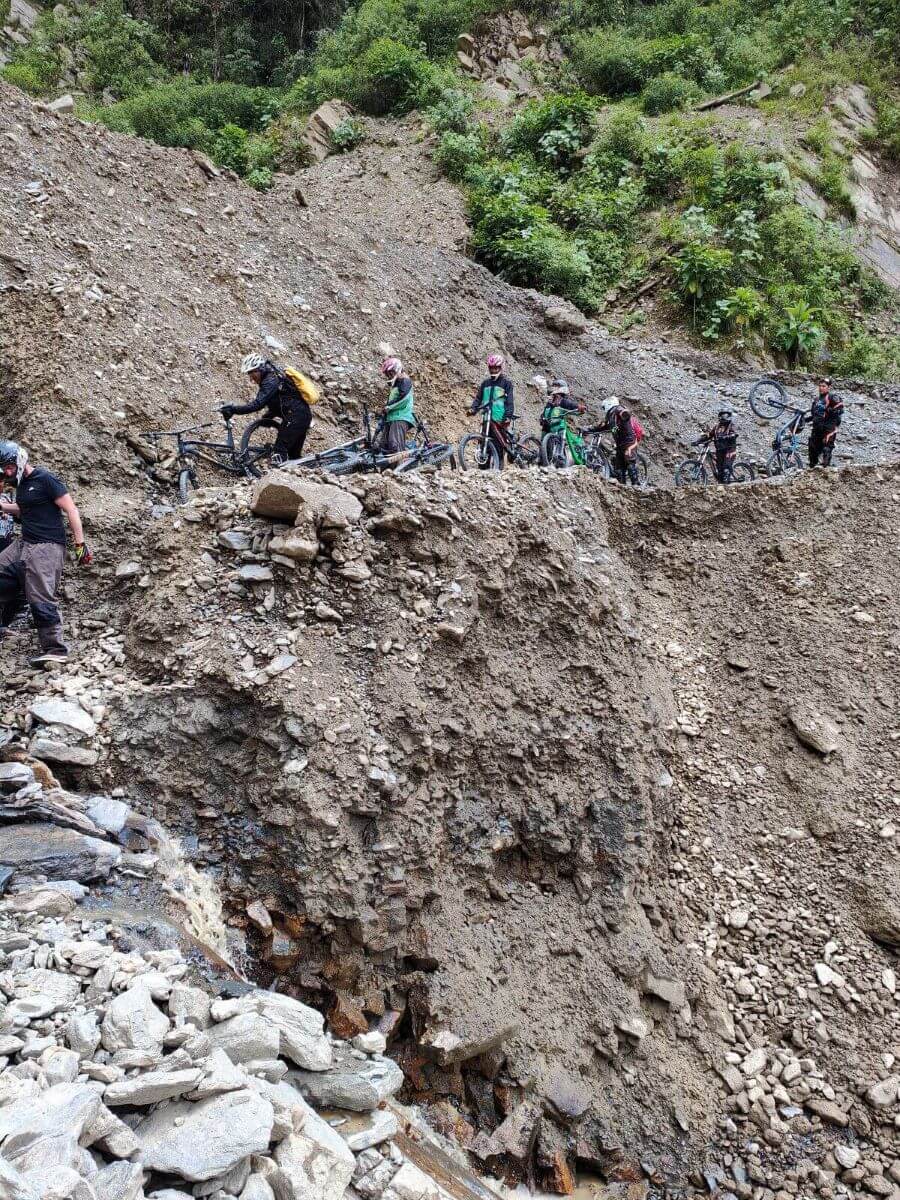 groupe de vtt qui traverse un affaissement de terrain 