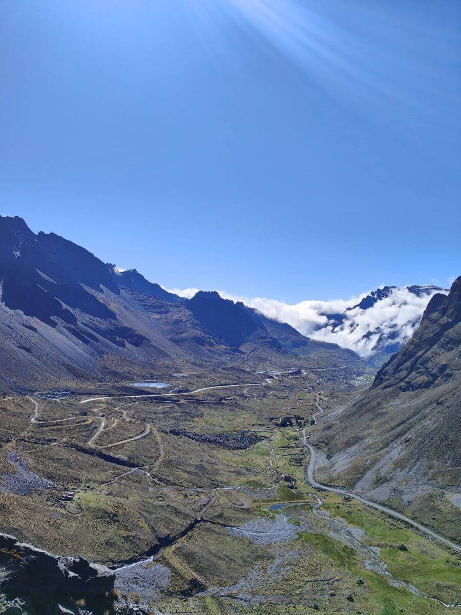 route de la mort après le col de la Cumbre