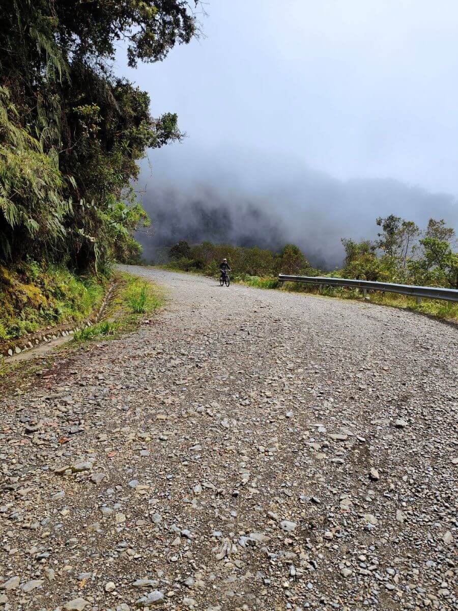 route de terre dans les yungas