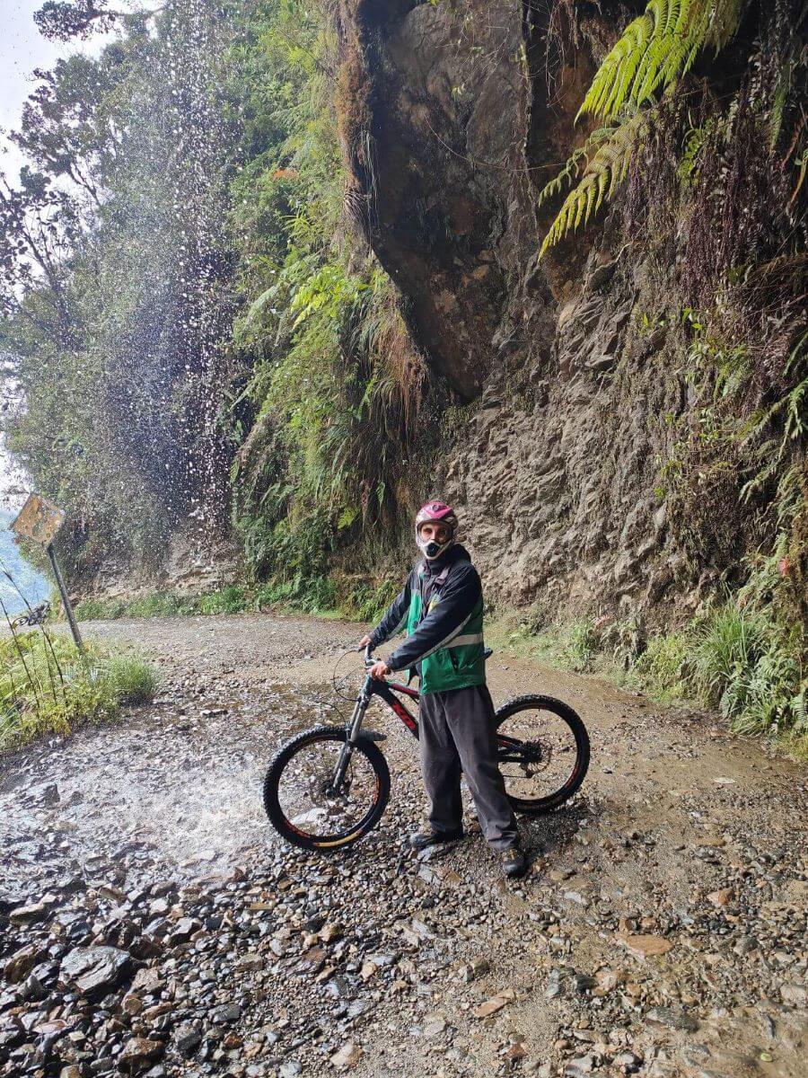 moi et mon VTT en dessous une cascade dans les Yungas